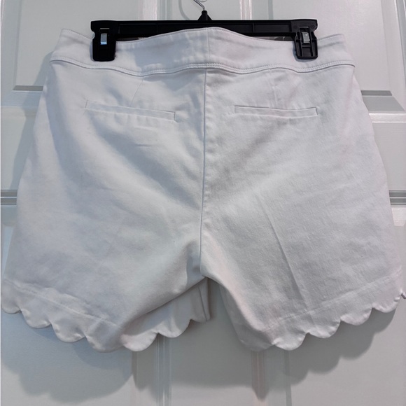 Isaac Mizrahi White Scalloped Hem Shorts - Picture 4 of 5